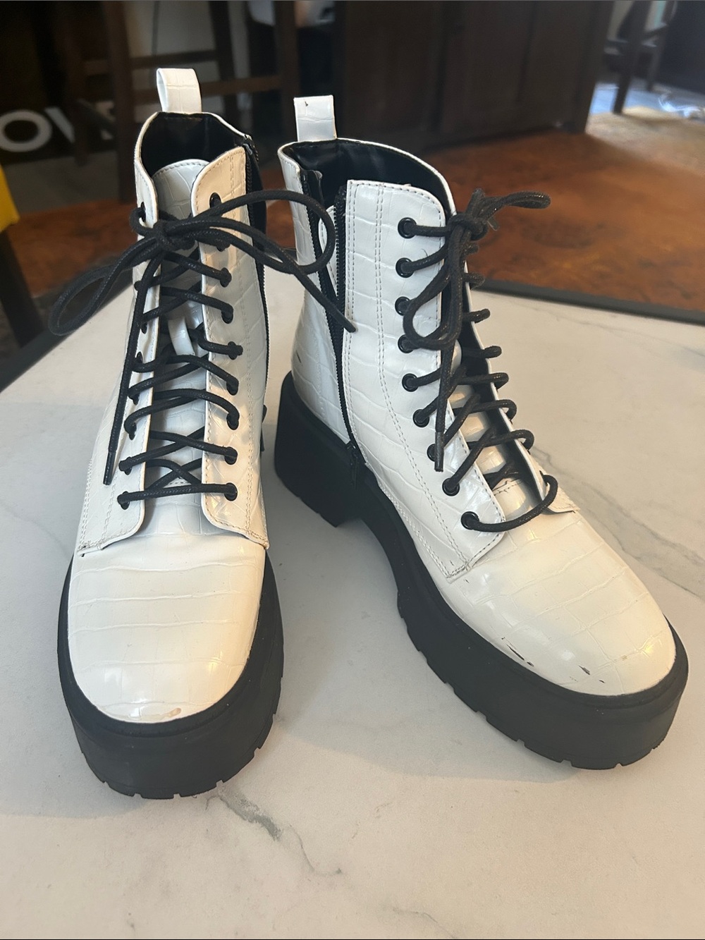 Forever 21 White Croc-Embossed Platform Lace-Up Combat Boots Size 7.5